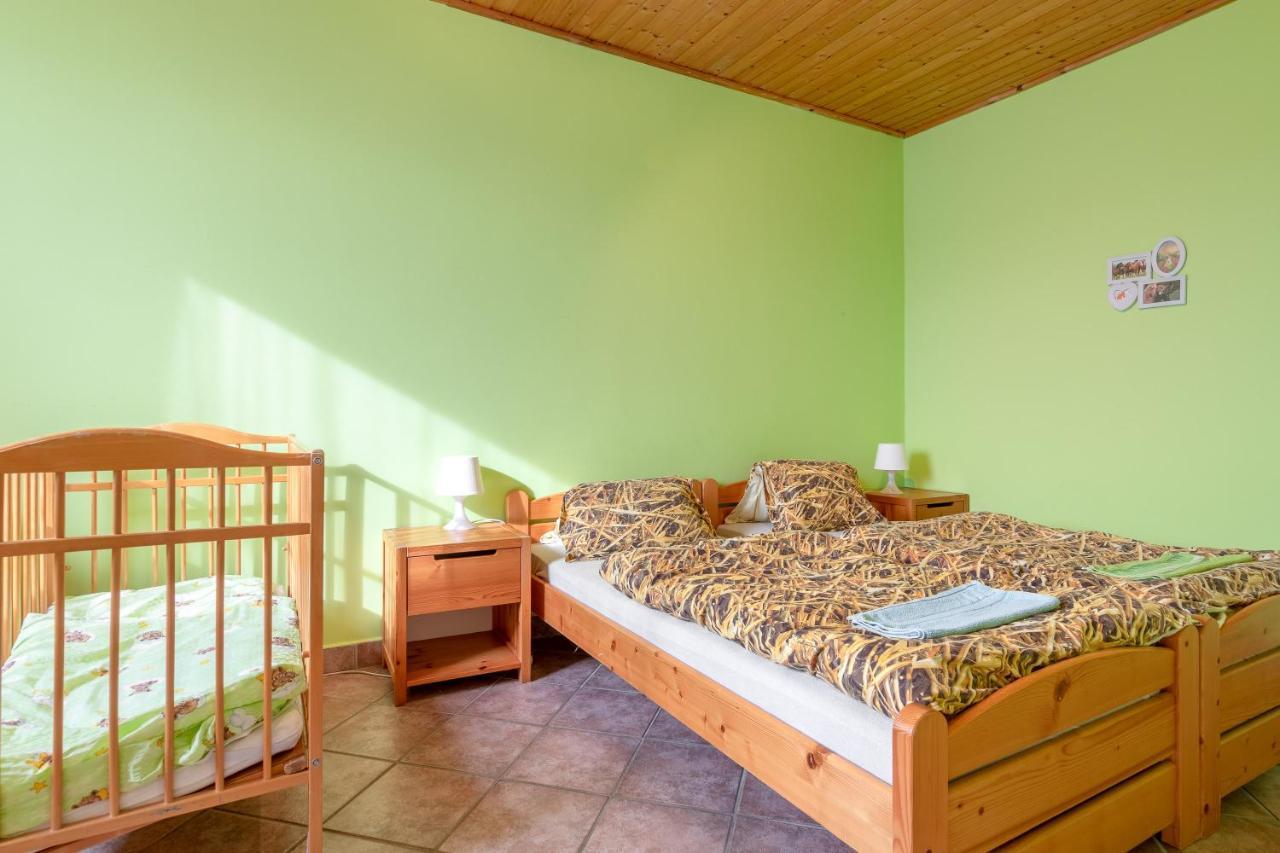 Farma Slunecny Dvur Apartmany A Family Stany Strecha Pod Strechou Hermanuv Mestec エクステリア 写真